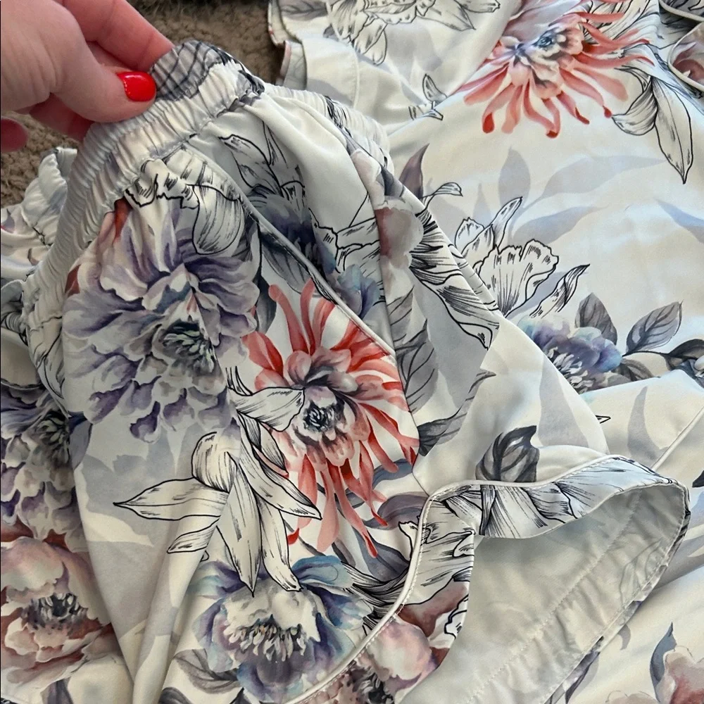 Silky Elegance, Floral Print Women's Shorty Pajama Set - Picture 4 of 6